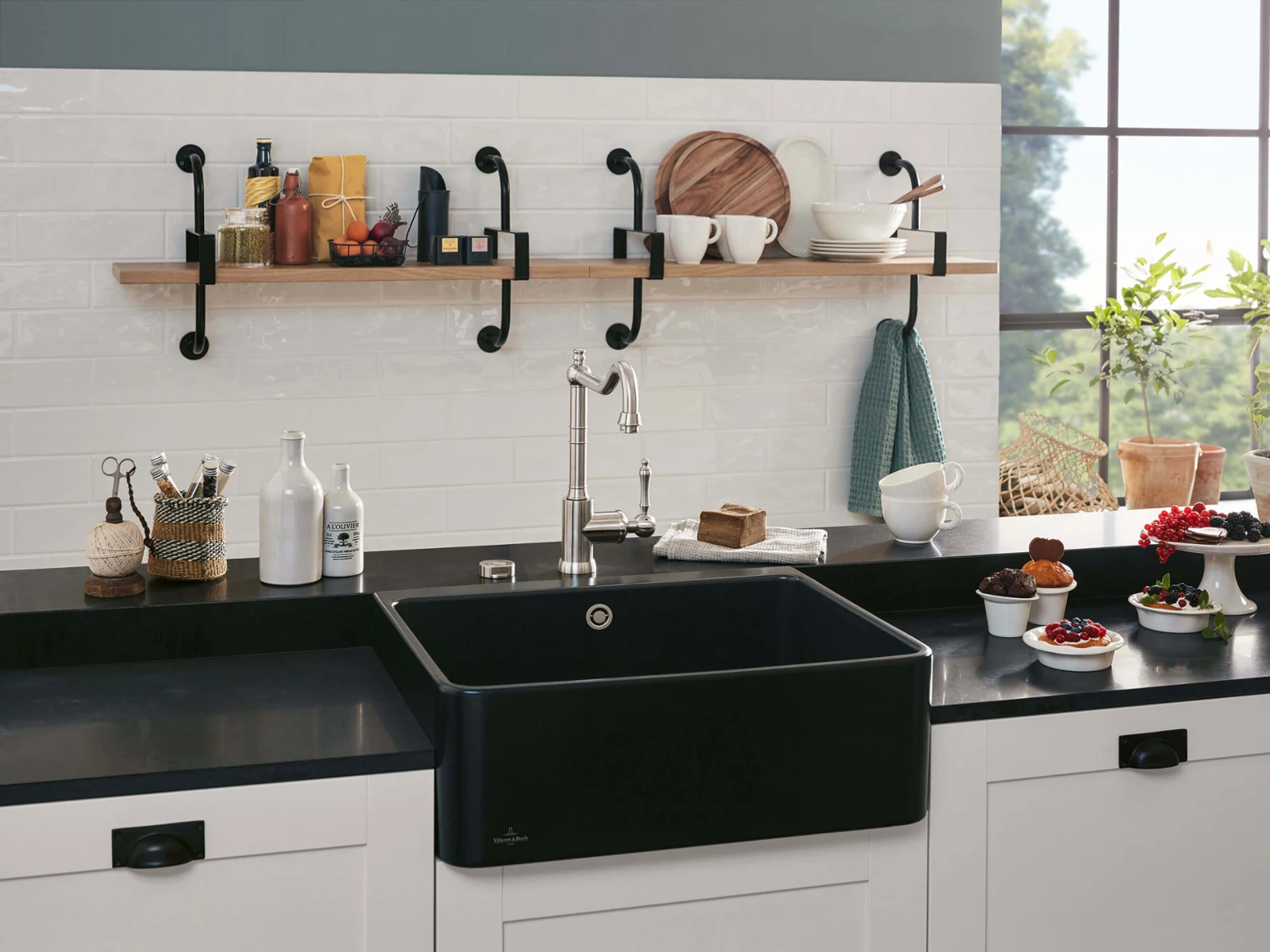 Černý modulový keramický dřez Villeroy & Boch ve venkovské kuchyni