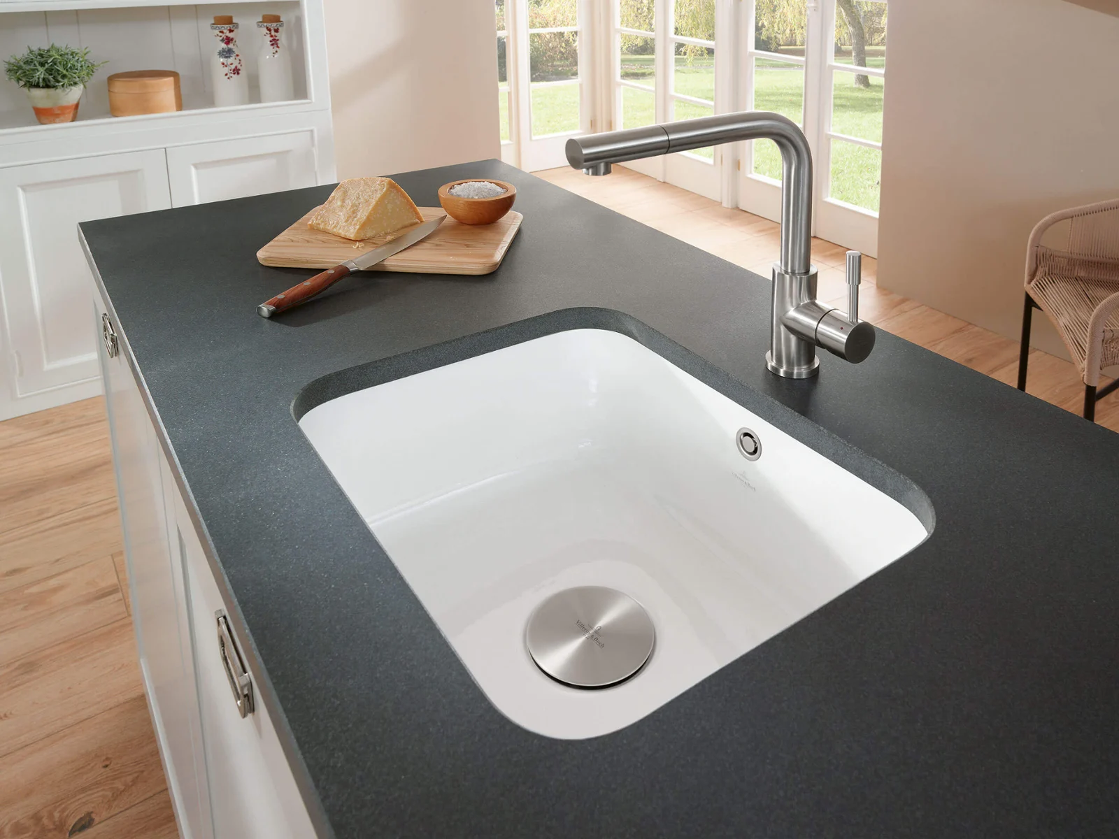 Podstavný keramický dřez Villeroy & Boch Cisterna s baterií Steel Shower v moderní kuchyni